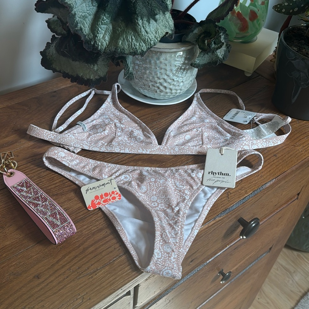Adorable NWT free people movement rhythm L 12